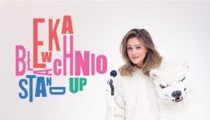 Osoba w białym futrze z mikrofonem i maską wilka.