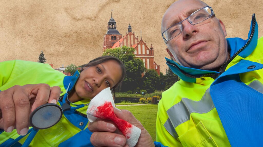 Dwoje ratowników medycznych z opatrunkiem