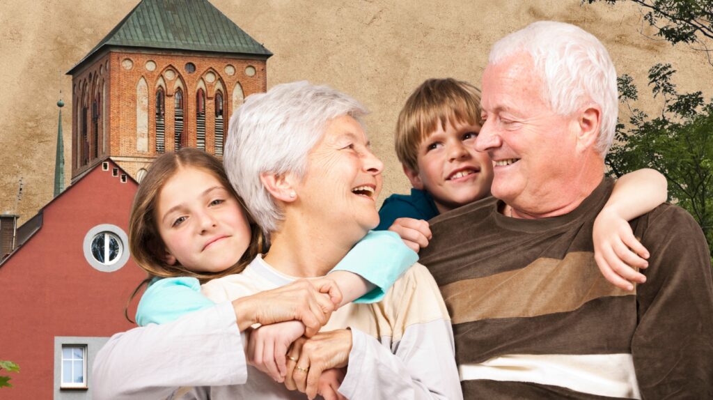 Rodzina uśmiecha się razem na tle budynku.