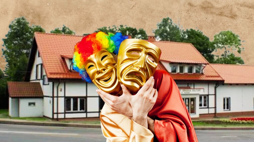 Osoba trzymająca złote maski teatralne z uśmiechem i smutkiem.