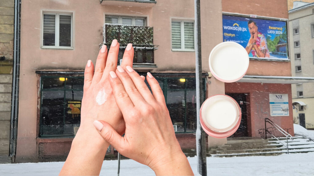 Ręce z kremem na tle zimowego krajobrazu.