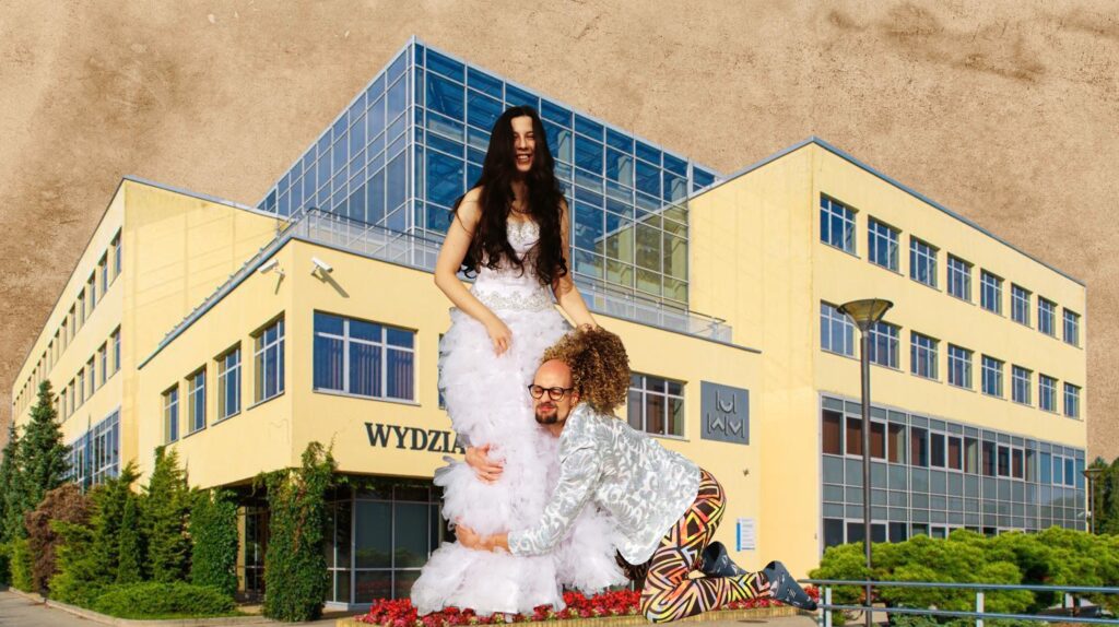 Mężczyzna w kolorowej odzieży przytulający kobietę w białej sukni przy budynku.