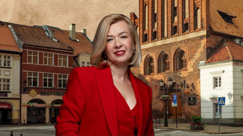 Kobieta w czerwonym kostiumie z tłem miejskim.