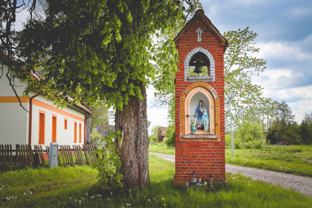 Murowana kapliczka przy drodze
