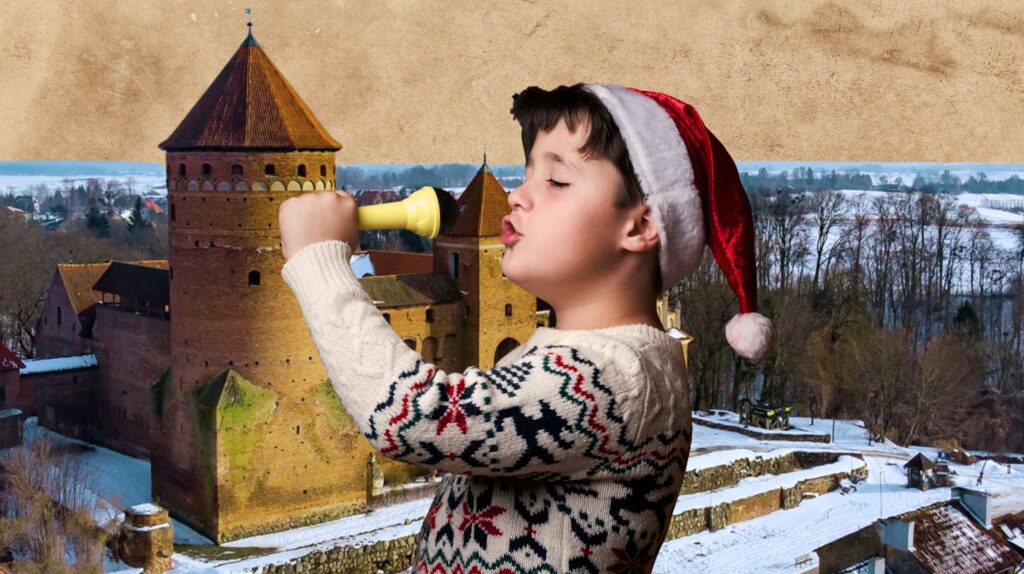 Chłopiec w czapce Mikołaja śpiewa przy zamku.