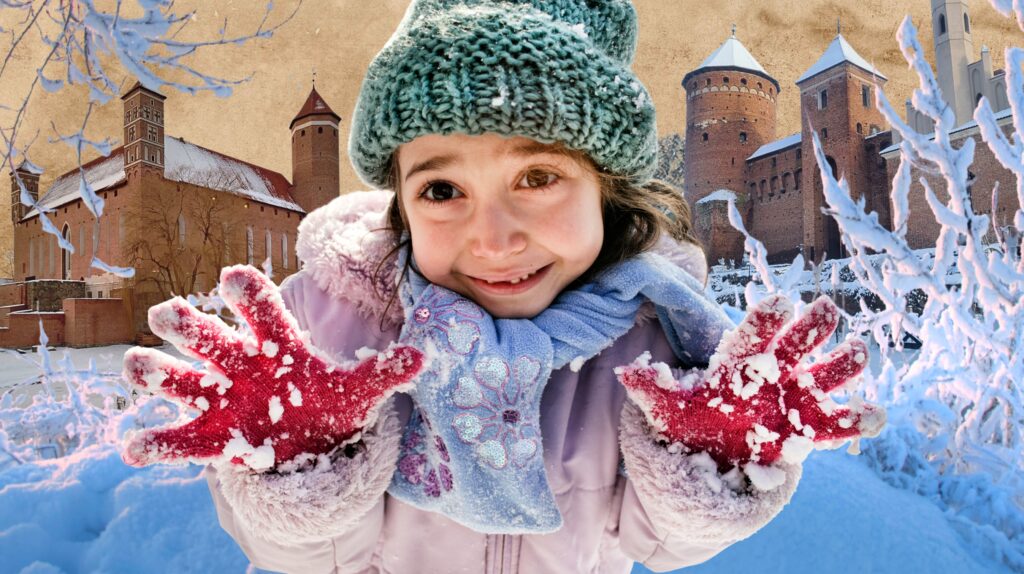 Dziewczynka w zimowych rękawiczkach trzyma ręce pełne śniegu.