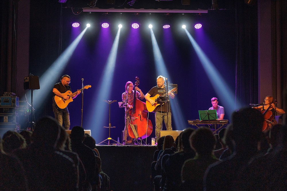 Zespół muzyczny grający na scenie.