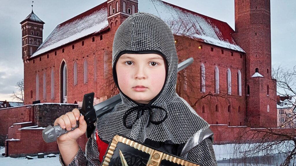 Dziecko w zbroi rycerskiej trzyma miecz i tarczę.