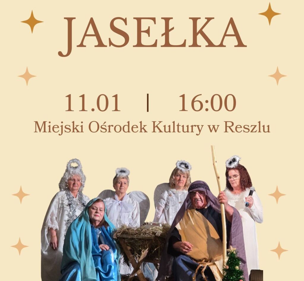 Grupa osób przebranych w kostiumy świąteczne w przedstawieniu.