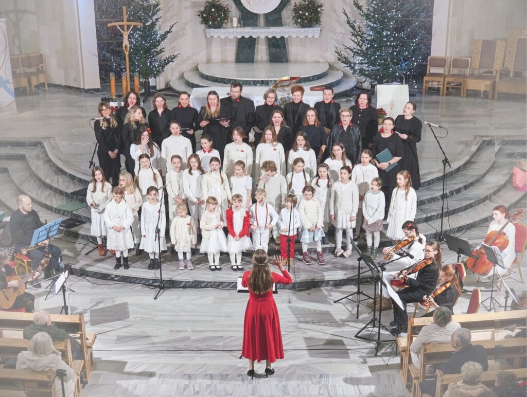 Chór dziecięcy i dorosły występujący w kościele.