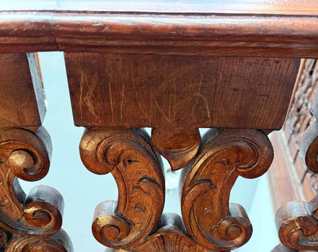 Fragment stylowego drewnianego balustrady.