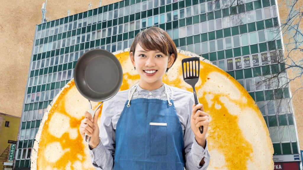 Uśmiechnięta osoba trzyma patelnię i łopatkę.