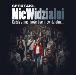 Kobieta w czerwonej kurtce idzie w tłumie ludzi.