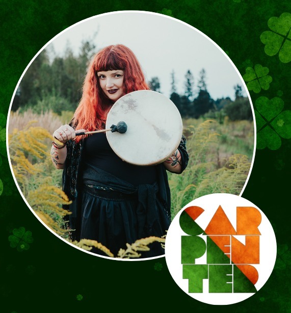 Kobieta z instrumentem w plenerze