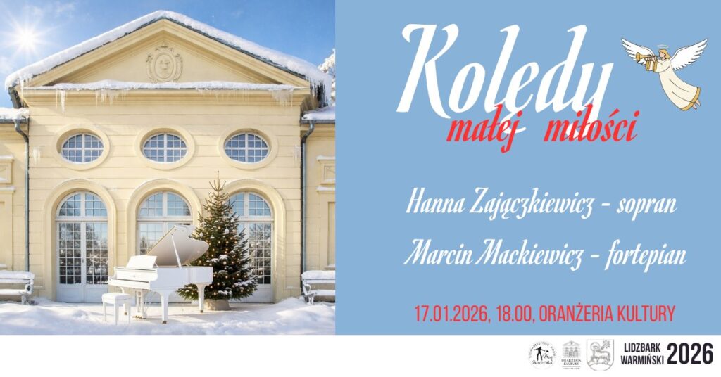 Biały fortepian przed żółtym budynkiem z choinką na śniegu.