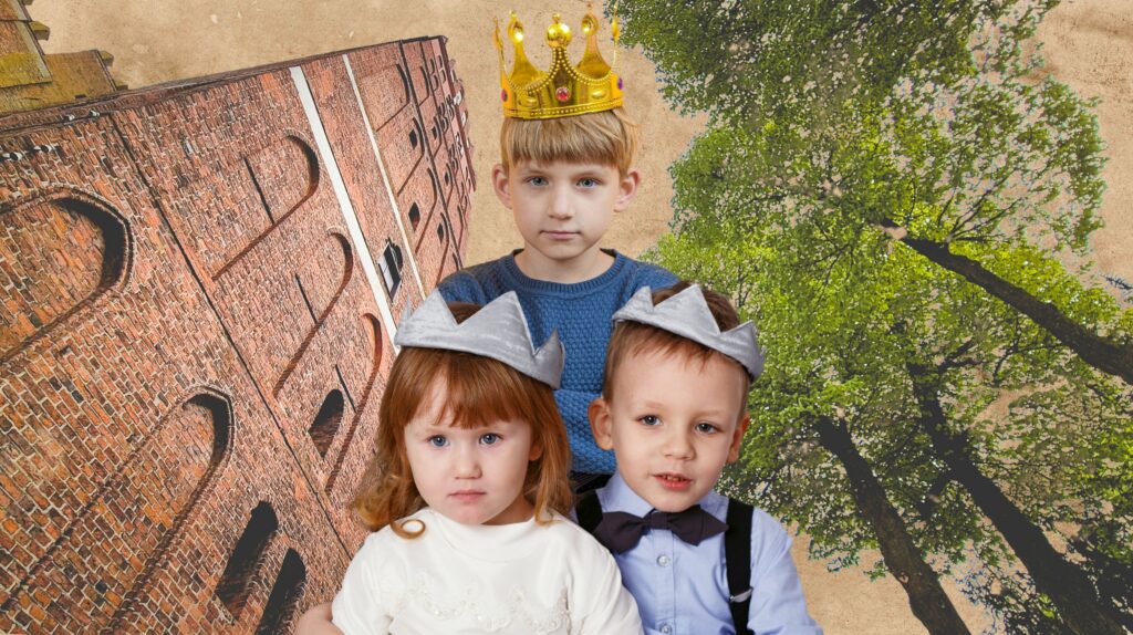 Trójka dzieci w koronkach na tle budynku.