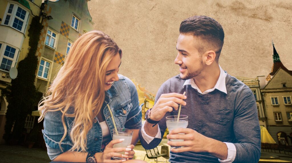 Młoda para cieszy się napojami w kawiarni.