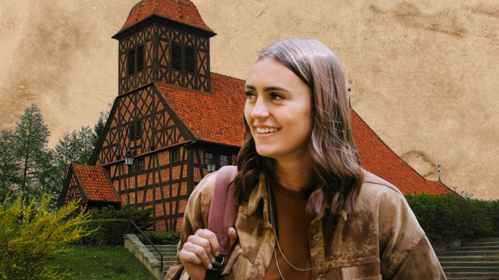 Młoda kobieta uśmiechająca się przed zabytkowym budynkiem.