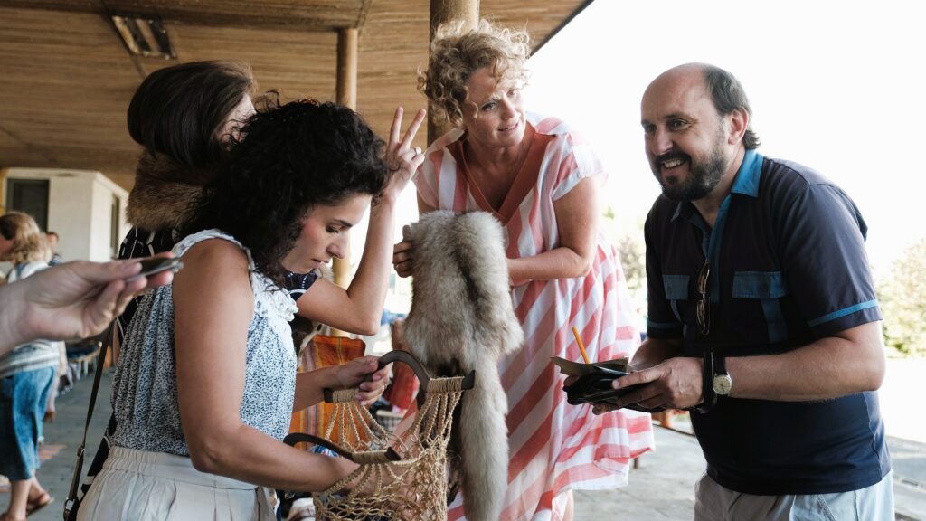 Kobiety i mężczyzna z torbami na zewnątrz