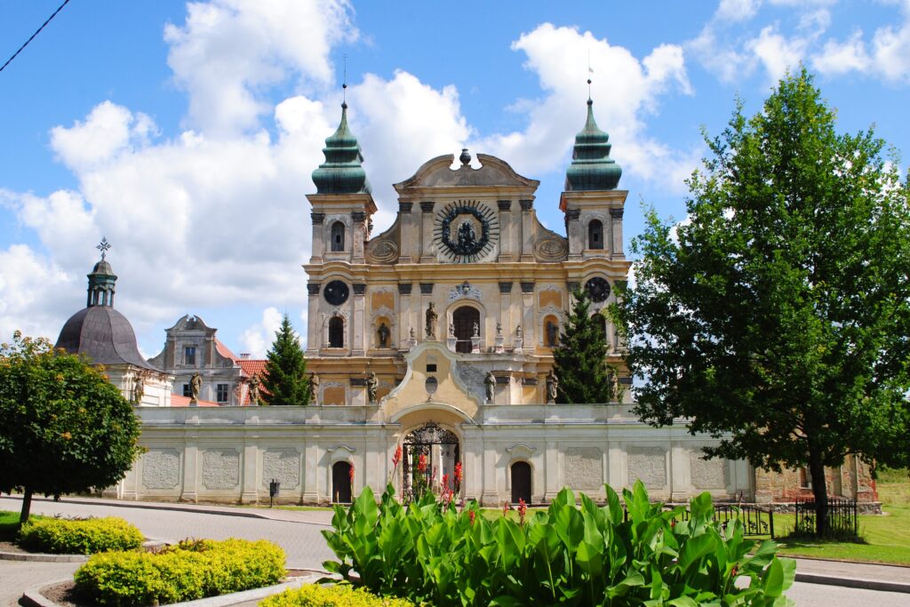 Barokowy kościół z wieżami i zielenią