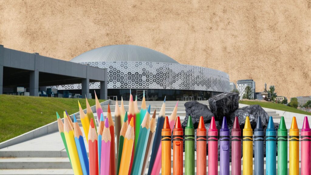 Kolorowe kredki i domek w tle