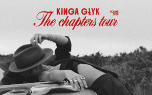 Plakat trasy koncertowej Kingi Głyk pt. „The Chapters Tour”.
