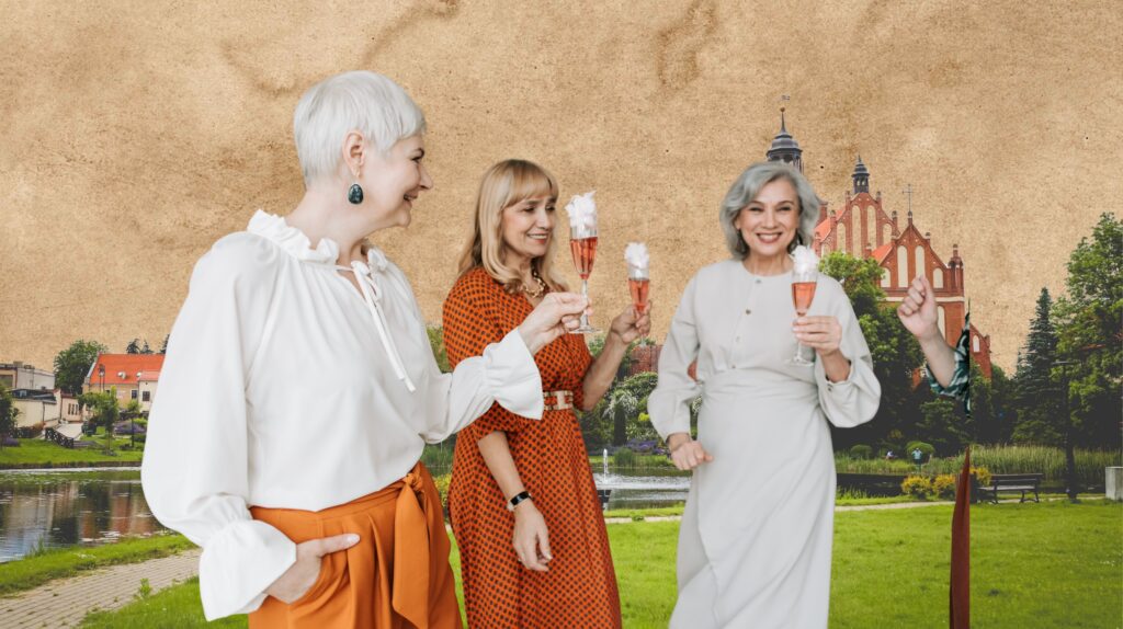 Cztery kobiety świętują z drinkami na tle miasta.