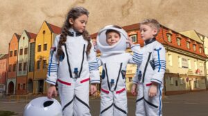 Dzieci w strojach astronautów na tle budynków
