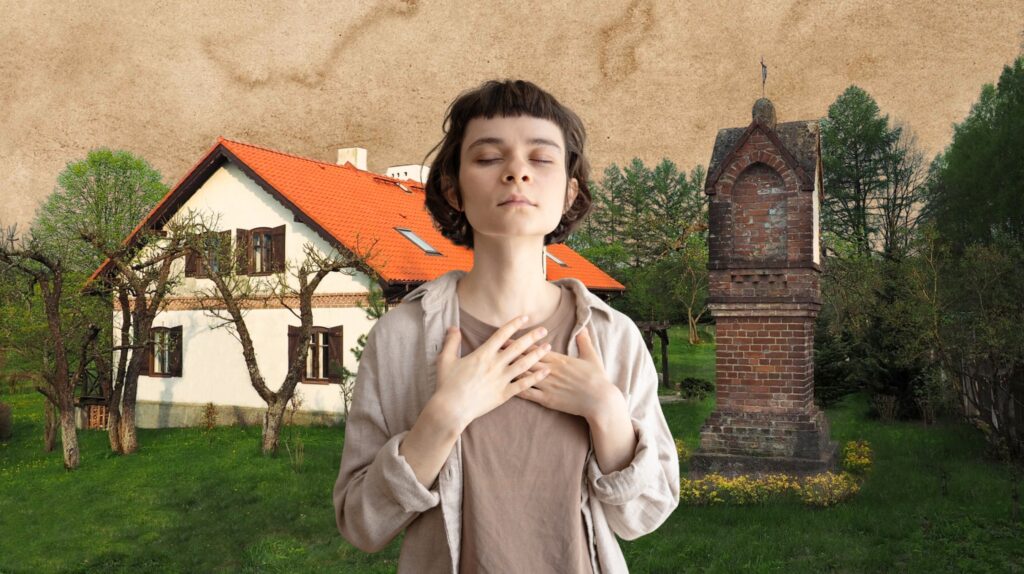 Kobieta z zamkniętymi oczami stoi przed domem.