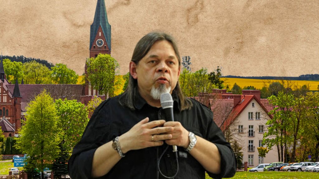 Mężczyzna przemawia w plenerze.