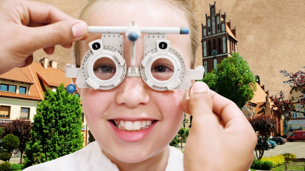 Chłopiec noszący okulary do badania wzroku