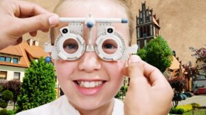 Chłopiec noszący okulary do badania wzroku