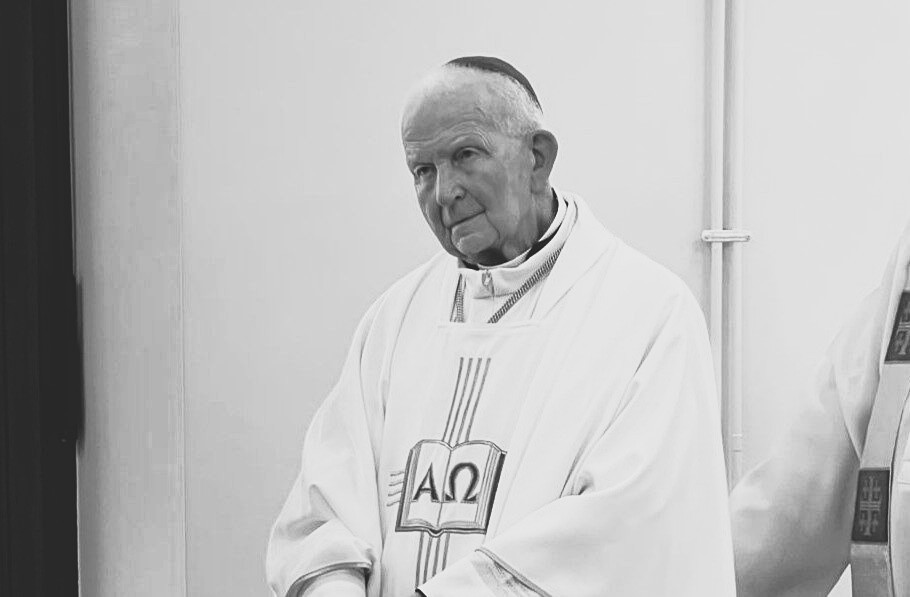 Starszy duchowny w białej szacie.