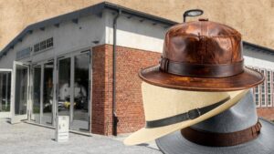 Trzy różne kapelusze w tle budynku.