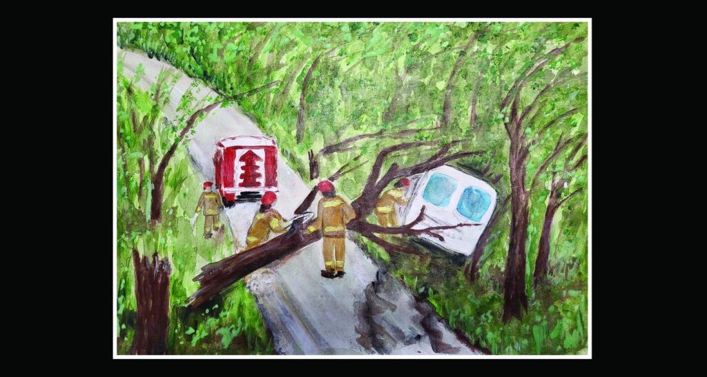 Strażacy usuwają powalony słup z drogi.