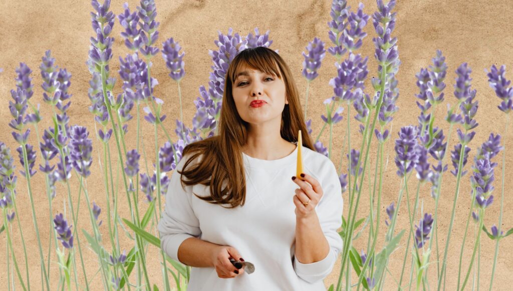 Kobieta trzymająca przedmioty wśród lawendy