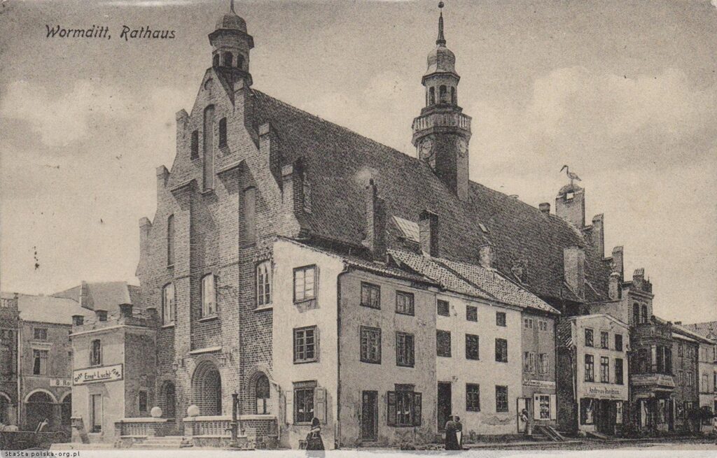 Budynki w Wormditt, w tym ratusz.