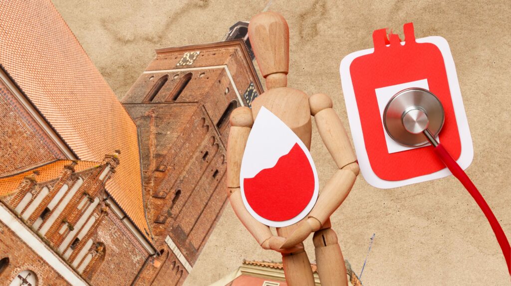 Manekin trzymający kroplę krwi obok stethoskopu.