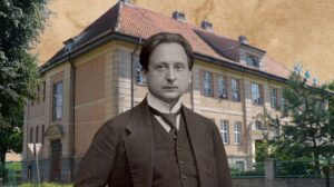 Portret mężczyzny przed budynkiem.