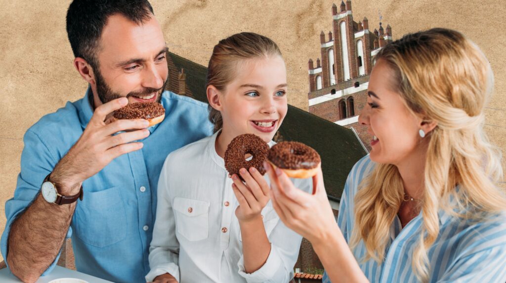 Rodzina cieszy się donutami przy stole.