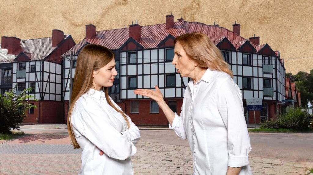 Kobieta zawołująca do młodej dziewczyny na tle budynku.