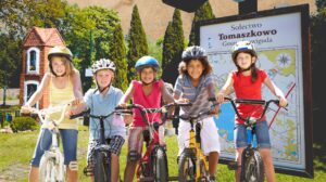 Grupa dzieci na rowerach podczas zabawy.