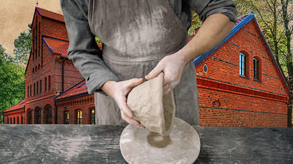 Osoba formuje glinę w pracowni.