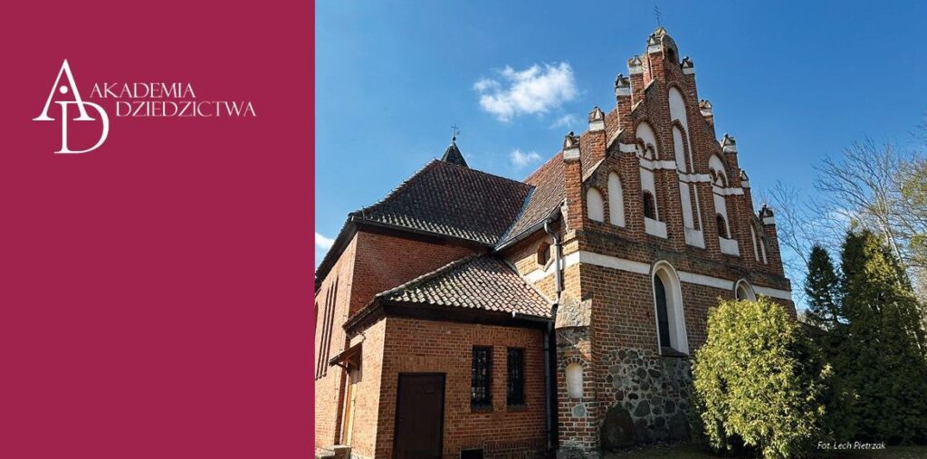 Widok na zabytkowy kościół z cegły.