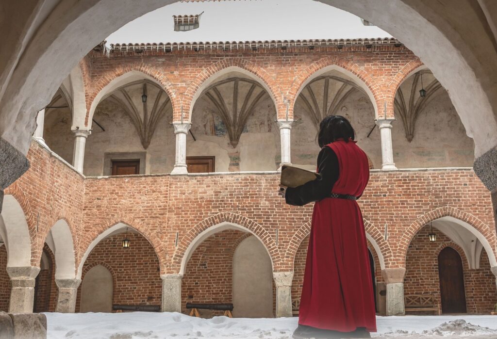 Osoba w czerwonym stroju w dziedzińcu