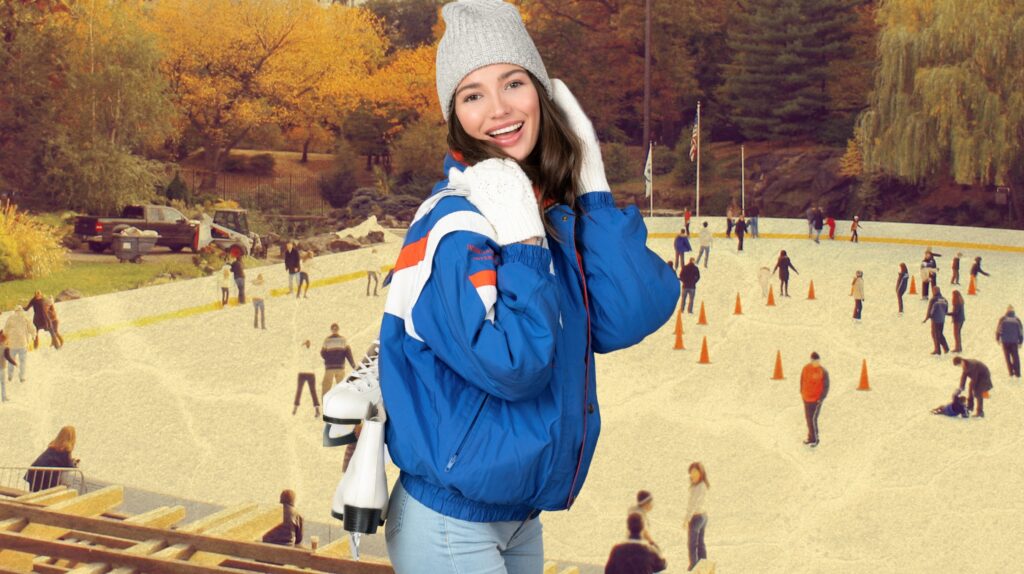 Młoda kobieta w niebieskiej kurtce z łyżwami na plecach, na tle lodowiska.