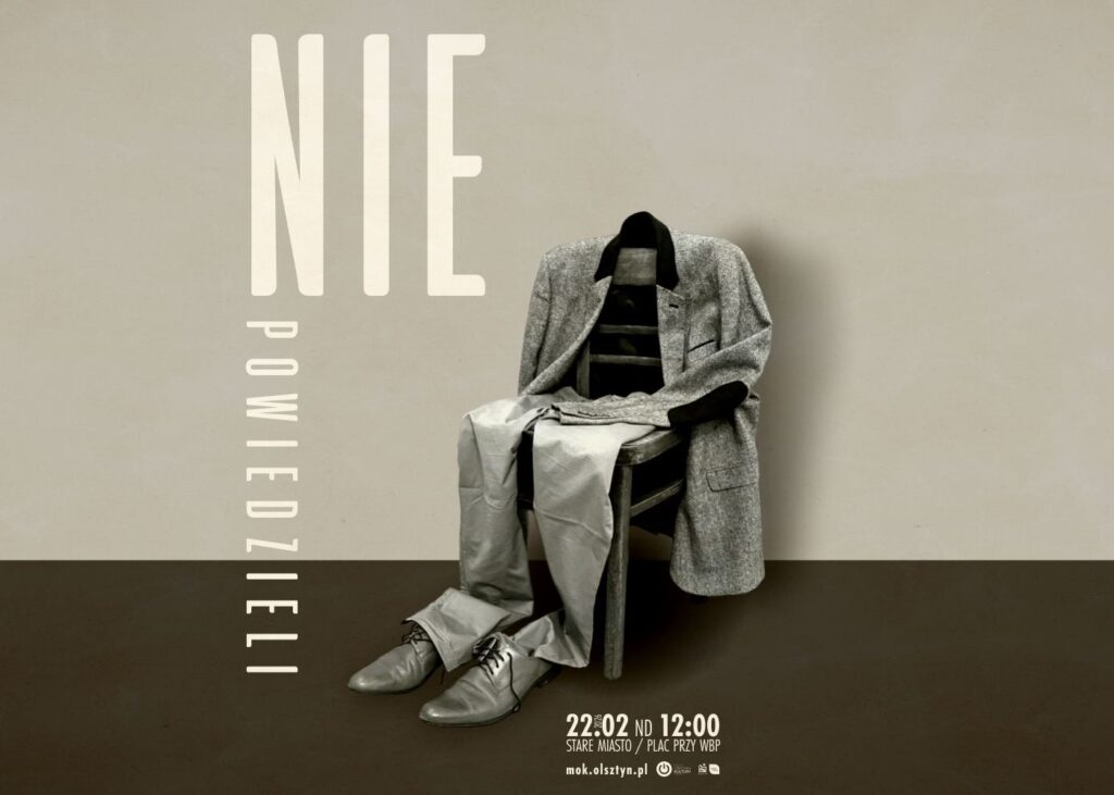 Fotel z ubraniem i butami na siedzeniu.