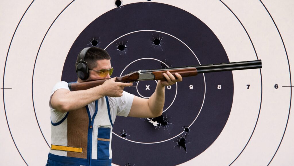 Mężczyzna strzelający do celu sportowego