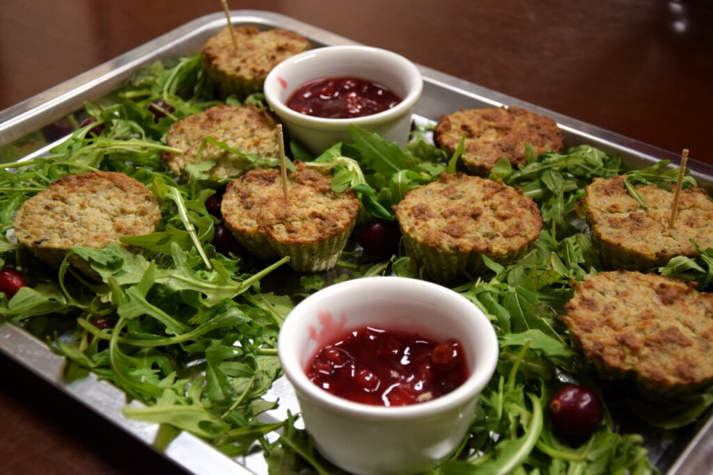 Muffiny na talerzu z sosem i sałatą.