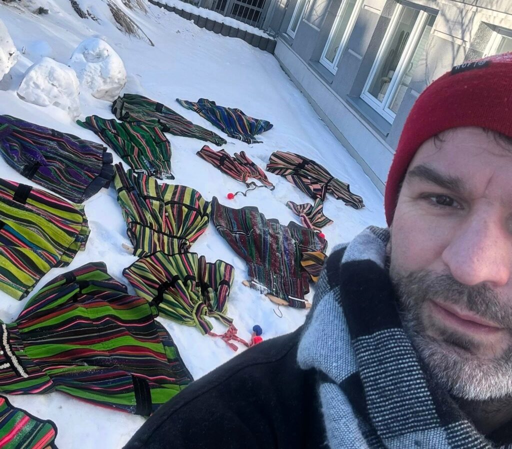 Mężczyzna z szalikami na śniegu